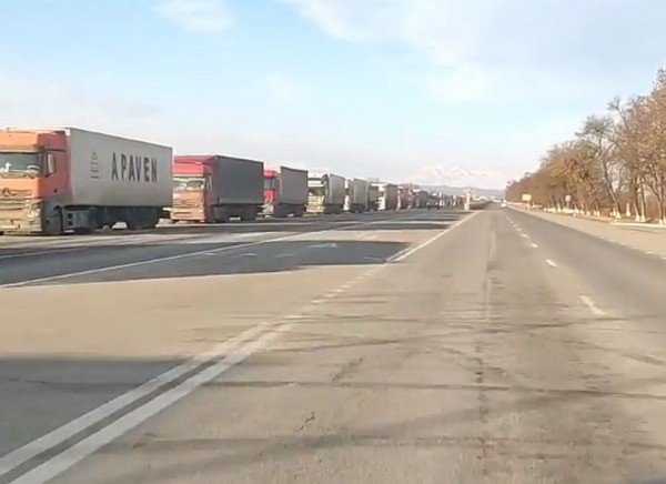 На въезде в Северную Осетию со стороны КБР застряло несколько тысяч грузовиков