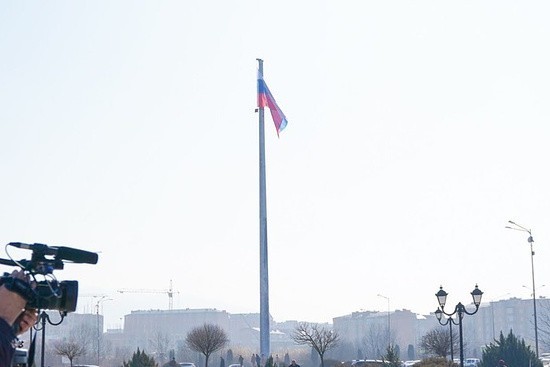 Во Владикавказе подняли один из высочайших флагов России