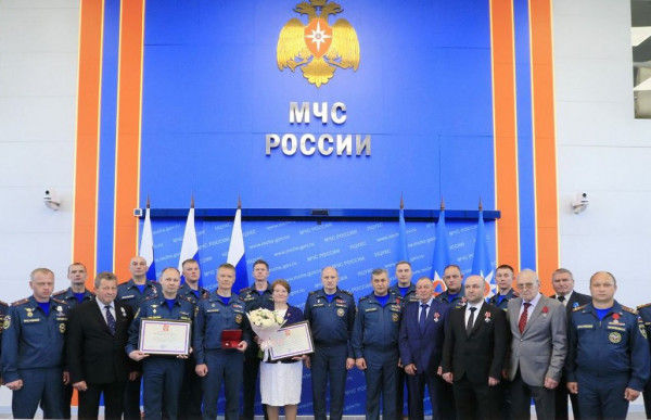 Спасатели Северного Кавказа получили награды за отвагу и мужество