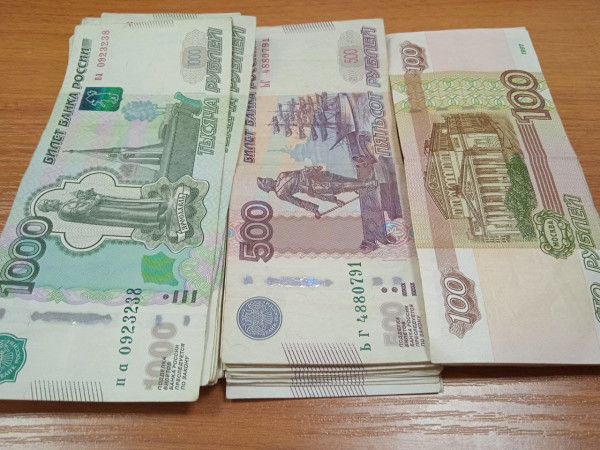 Женщину осудили за взятку в 200 тысяч рублей должностному лицу