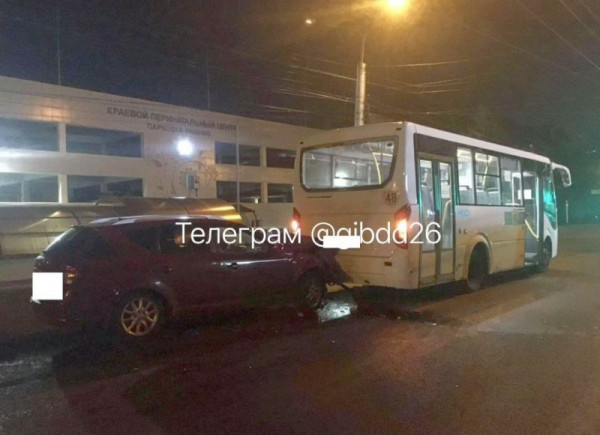 В Ставрополе иномарка врезалась в автобус с пассажирами