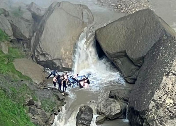 В Дагестане автомобиль с туристами упал в каньон с высоты более 90 метров