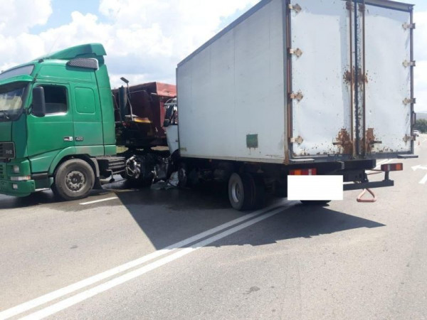 На Ставрополье водитель грузовика спровоцировал ДТП на встречной полосе