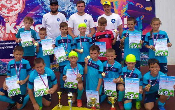 Юные футболисты Невинномысска вернулись из Геленджика с победой