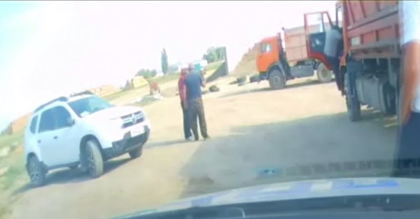 На Ставрополье пьяный водитель грузовика буквально выпал из кабины перед полицейскими