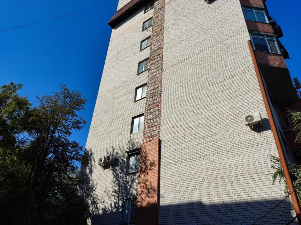 В мэрии Ставрополя прокомментировали обрушение кирпича с фасада многоэтажки