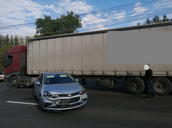 В Ставрополе на перекрёстке столкнулись три автомобиля