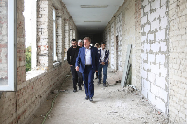 В Ставрополе ускорят ремонты школ, чтобы дети поскорее вернулись на учёбу