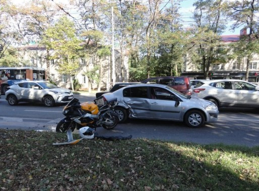 В Ставрополе автомобиль столкнулся с мотоциклом: есть пострадавшие