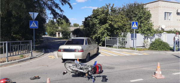 На Ставрополье в ДТП с автомобилем пострадал водитель мопеда