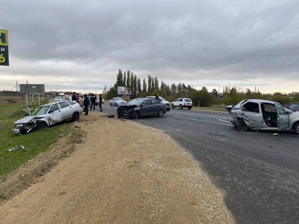 В Шпаковском округе на трассе столкнулись 4 автомобиля, 3 человека пострадали