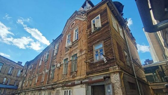 Крышу дома на Бернардацци в Пятигорске отремонтируют поэтапно