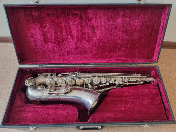 Коллекционер из Ессентуков хотел приобрести антикварный саксофон, но лишился 700 тысяч рублей