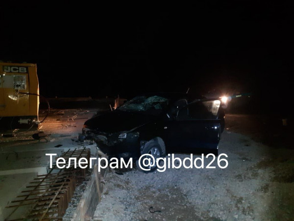 На Ставрополье легковой автомобиль врезался в бетонное ограждение, пострадали 3 человека