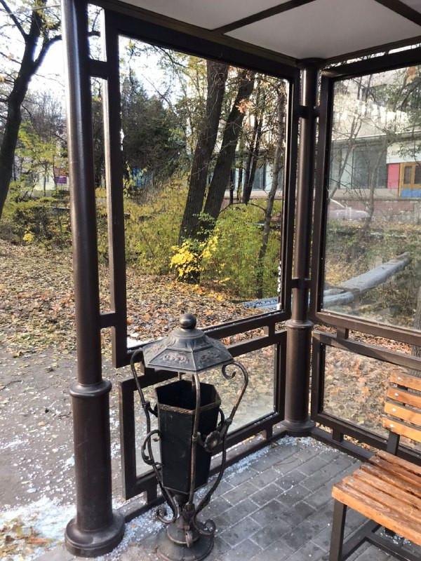 В Кисловодске разыскивают вандалов, устроивших погром на остановке
