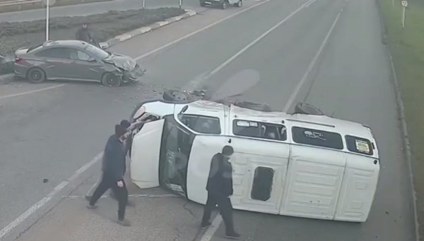 Появилось видео аварии с пассажирской маршруткой