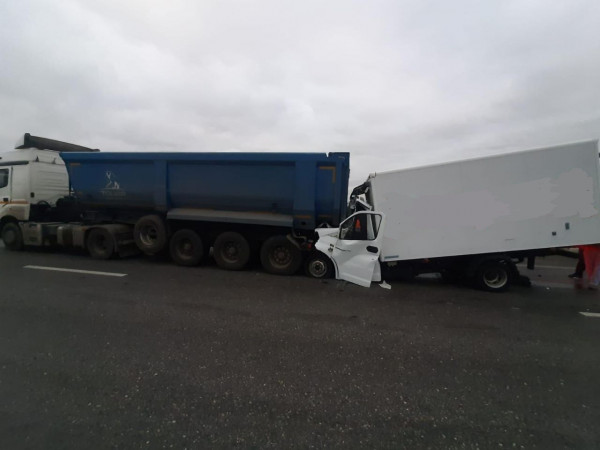 Два грузовика столкнулись на трассе в Ставропольском крае