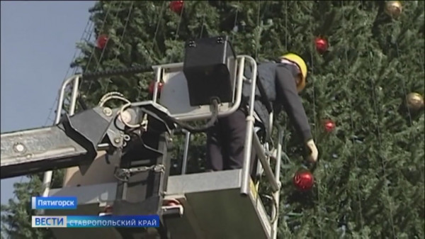 В Пятигорске к Новому году украшают городскую ель