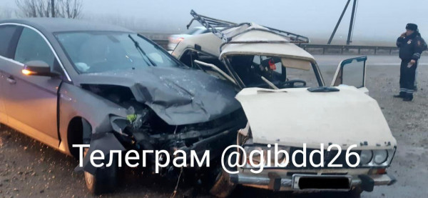 На Ставрополье водитель легковушки попал в реанимацию после лобового столкновения