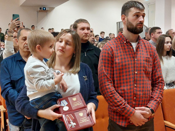 Вдове погибшего в зоне СВО жителя Ессентуков вручили награды