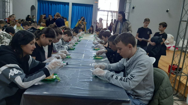 Юные кисловодчане отправили новогодние пряники бойцам