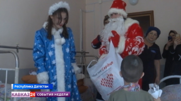 В Дагестане Дед мороз спустился к детям с крыши