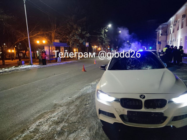 Женщина с 1, 5-годовалым ребенком попали под колеса иномарки в Пятигорске
