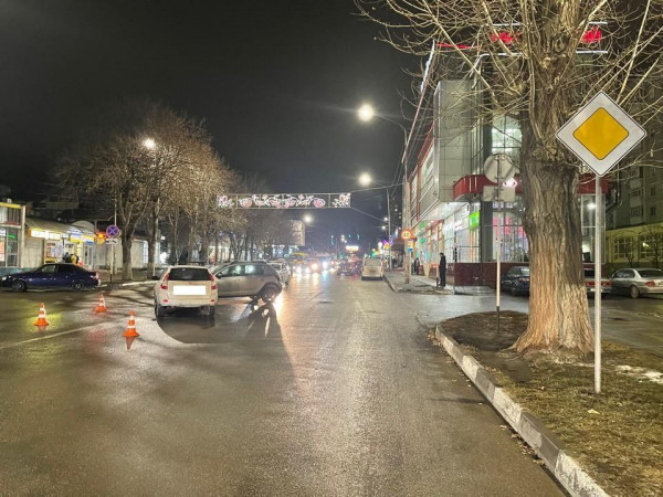 В Кисловодске из-за столкновения двух автомобилей пострадали два человека
