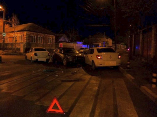 В Ставрополе два человека пострадали в тройном ДТП