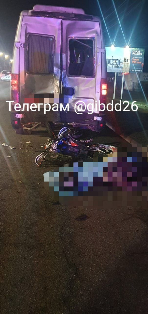В Пятигорске мотоциклист погиб в ДТП после столкновения с пассажирским микроавтобусом
