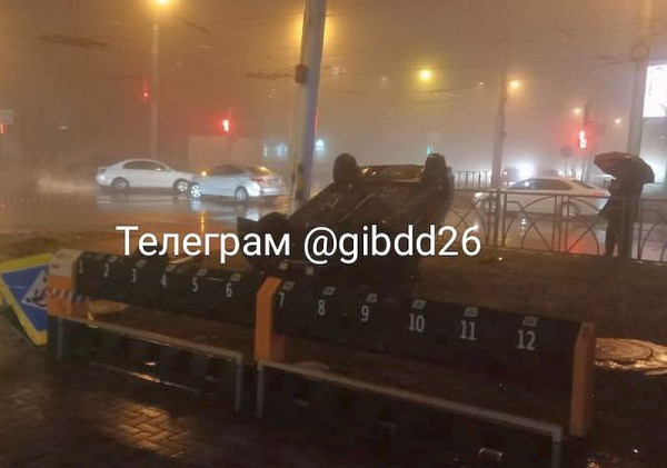 В Ставрополе перевернувшийся автомобиль сбил пешехода
