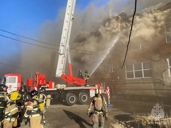 В Ставрополе тушат пожар в производственном цехе