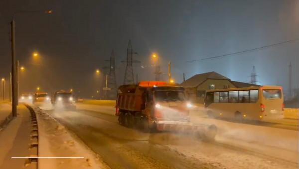 Снег на дорогах Ставрополя ночью расчищали 80 машин и 150 человек