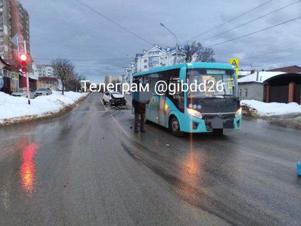 В Ставрополе столкнулись автобус и легковушка