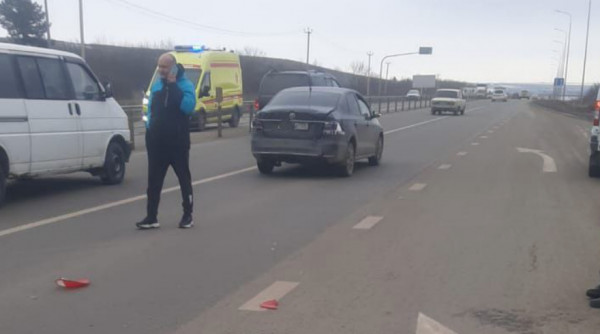 Вблизи Минвод столкнулись грузовик и иномарка