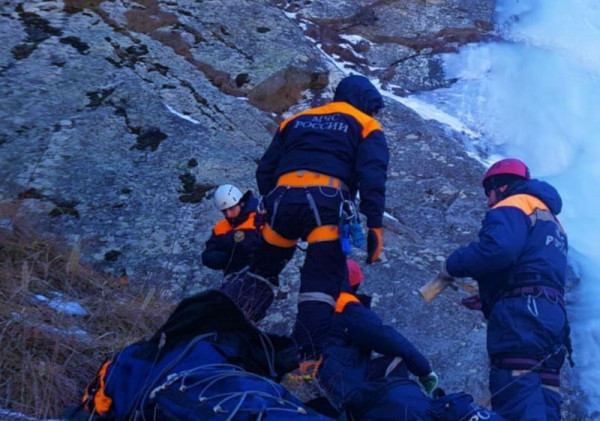 В Кабардино-Балкарии автомобиль с шестью туристами упал в озеро