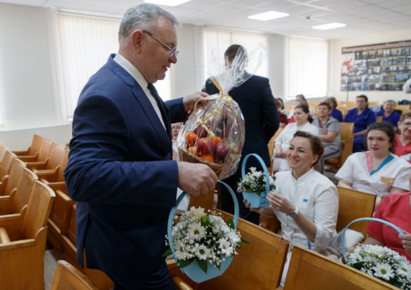 Сотрудниц военного госпиталя в Ставрополе поздравили с праздником