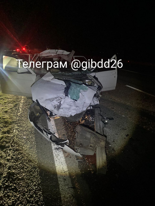 Пассажир Приоры погиб после столкновения с грузовиком на Ставрополье