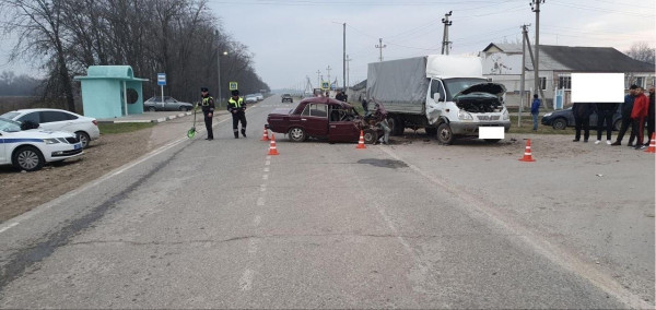 На Ставрополье в аварии с грузовиком пострадали 4 человека