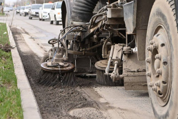 Дороги Буденновска расчищают от накопившейся за зиму грязи