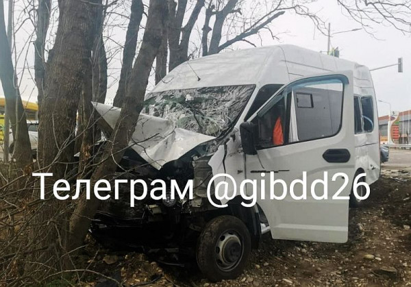 На Ставрополье женщина-водитель спровоцировала столкновение маршрутки и грузовой Газели