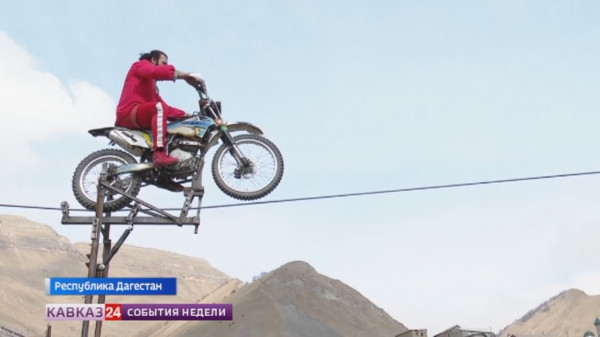 Канатоходец из Дагестана проехал по канату на мотоцикле