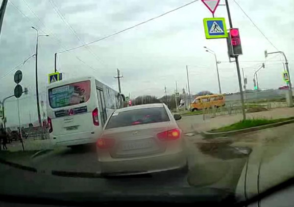В Ставрополе водитель автобуса проехал перекресток по встречке на красный свет