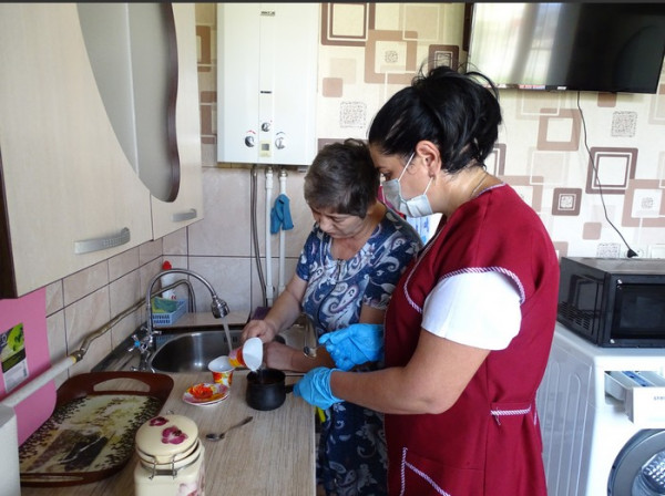На Ставрополье работает программа индивидуального сопровождения на дому пожилых и инвалидов