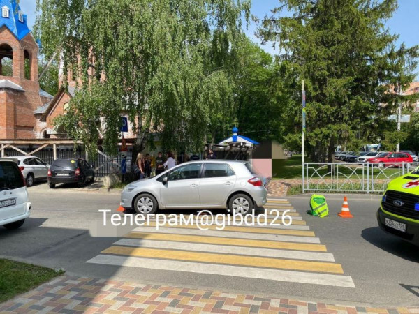 В Ставрополе на переходе иномарка сбила двух детей на самокате