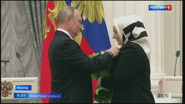 Владимир Путин вручил высокую награду супруге главы Чечни