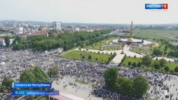 Десятки тысяч жителей Чечни вышли на митинг против посягательств на Коран
