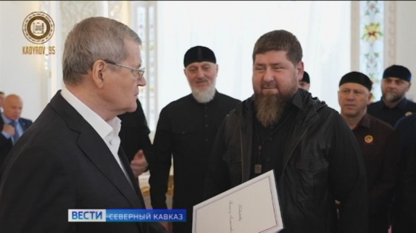 Полпред Юрий Чайка вручил Рамзану Кадырову благодарность от президента