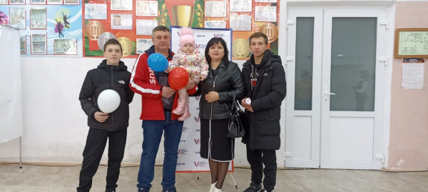 Многодетная семья из Андроповского округа проголосовала на выборах Президента России