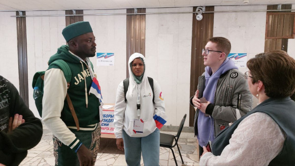 Участники Всемирного фестиваля молодёжи из Гамбии и Нигерии познакомились с выборным процессом на Ставрополье